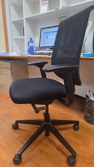 Silla de oficina ergonómica negra