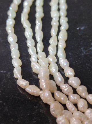 Collar de perlas blancas arroz con cierre dorado