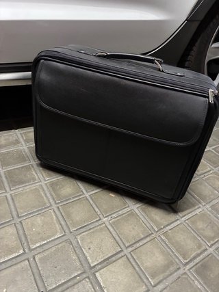 Maletín de negocios con ruedas