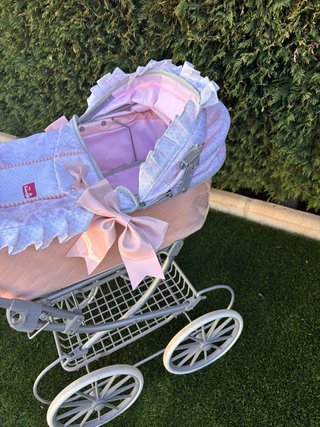 Coche de paseo vintage para muñecas