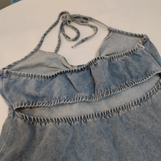 Vestido vaquero corto con detalle floral