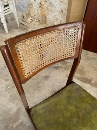 Sillas de madera con asiento y respaldo de rejilla
