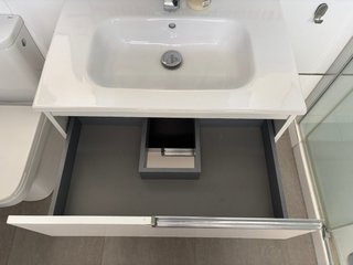 Mueble de baño con lavabo y espejo