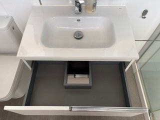 Mueble de baño con lavabo y espejo