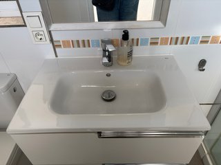 Mueble de baño con lavabo y espejo