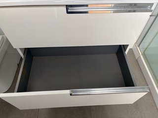 Mueble de baño con lavabo y espejo
