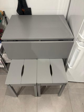 Mesa y 2 taburetes plegables gris