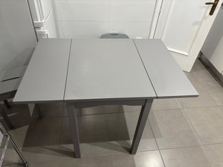 Mesa y 2 taburetes plegables gris