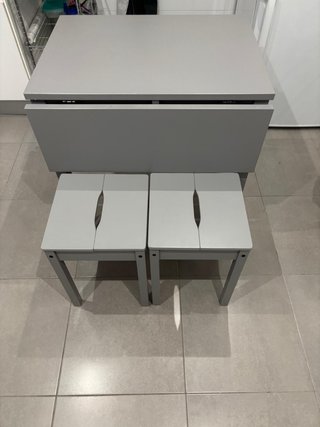 Mesa y 2 taburetes plegables gris