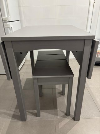 Mesa y 2 taburetes plegables gris