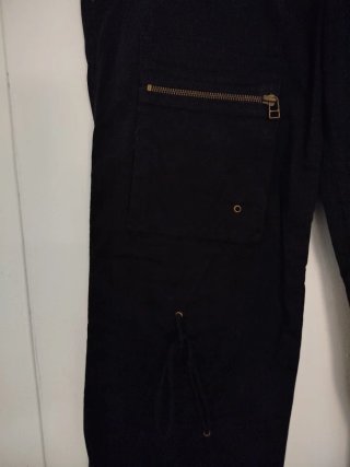 Pantalón cargo negro con cremalleras