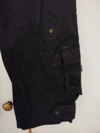 Pantalón cargo negro con cremalleras