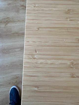 Scrivania in bambù Ikea con cassettiera bianca