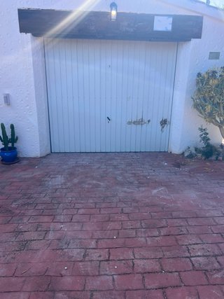 Puerta de garaje metálica gris
