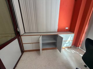Mueble bajo de oficina gris y madera