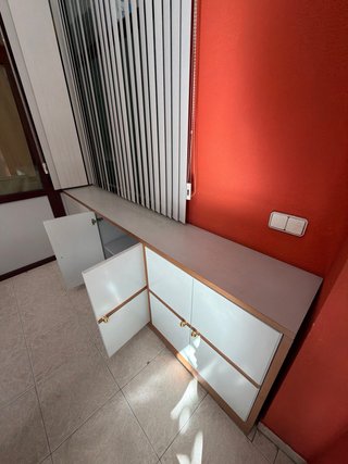 Mueble bajo de oficina gris y madera