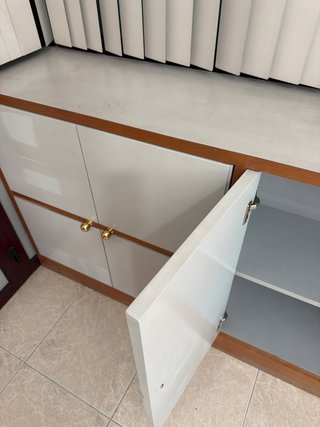 Mueble bajo de oficina gris y madera