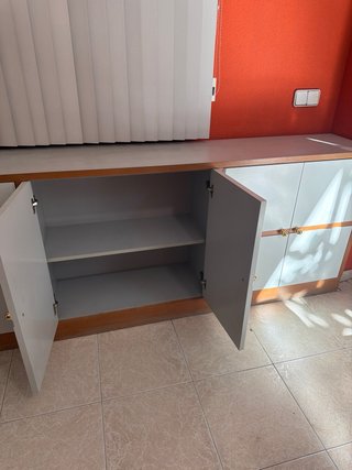 Mueble bajo de oficina gris y madera