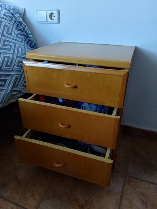 Mesita de noche de madera