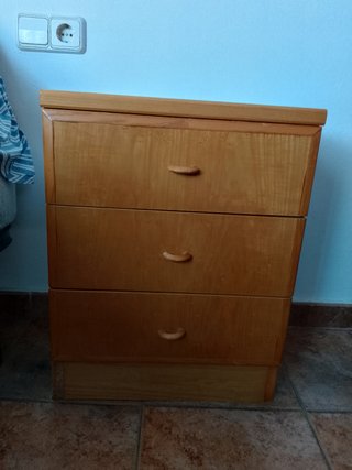 Mesita de noche de madera