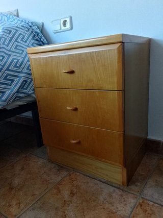 Mesita de noche de madera