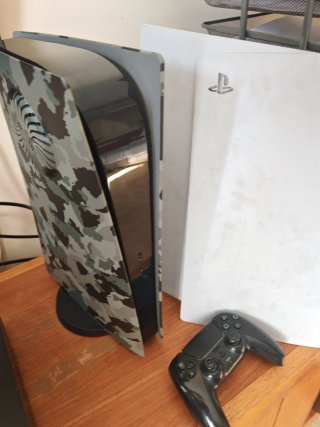 PS5 Digital 825GB + Mando (carcasa camuflaje)