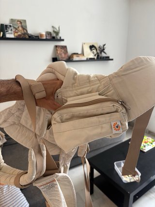 Mochila Ergobaby para bebé color beige