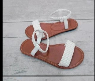 Sandalias planas blancas nuevas