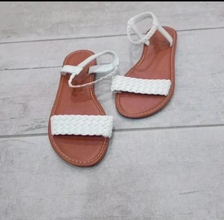 Sandalias planas blancas nuevas