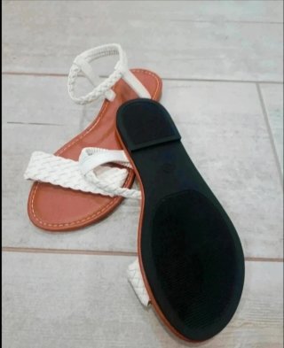 Sandalias planas blancas nuevas