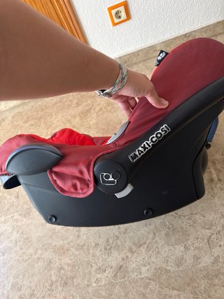 Maxicosi Huevito para bebé color rojo