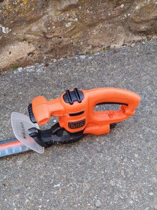 Tagliasiepi Black+Decker 420W