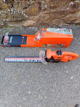 Tagliasiepi Black+Decker 420W