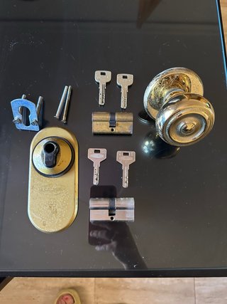 Conjunto Bombines, Escudo y Pomo