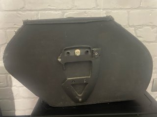 Alforjas de cuero para moto con tachuelas