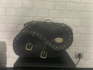 Alforjas de cuero para moto con tachuelas