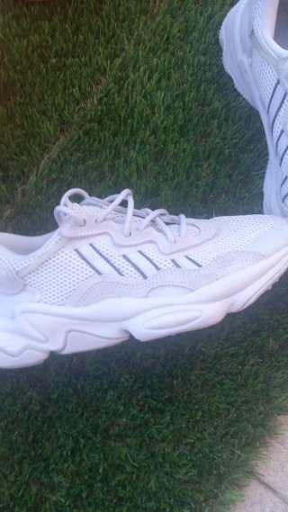 Zapatillas Adidas Ozweego grises y blancas