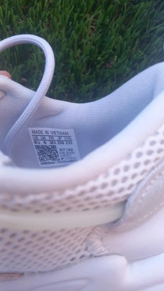 Zapatillas Adidas Ozweego grises y blancas