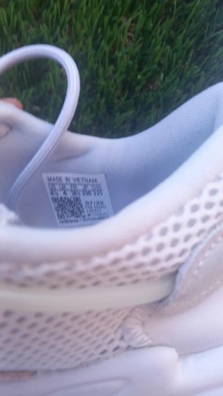 Zapatillas Adidas Ozweego grises y blancas