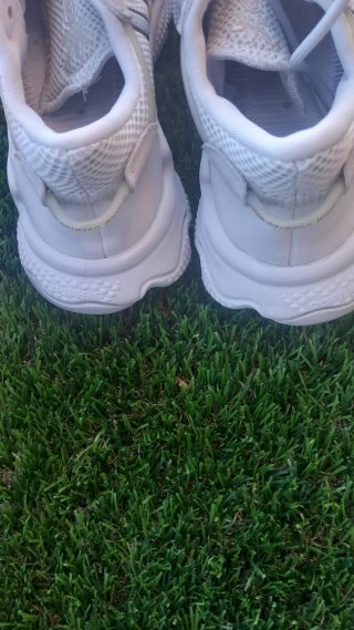 Zapatillas Adidas Ozweego grises y blancas