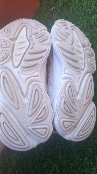 Zapatillas Adidas Ozweego grises y blancas