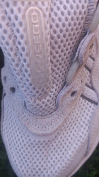 Zapatillas Adidas Ozweego grises y blancas