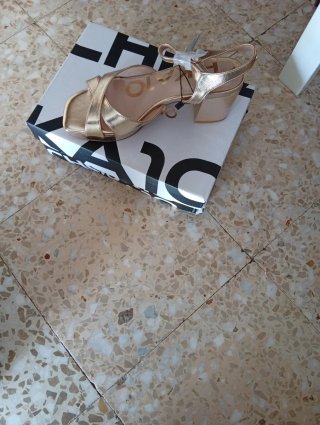 Sandalias doradas Chika10 sin estrenar