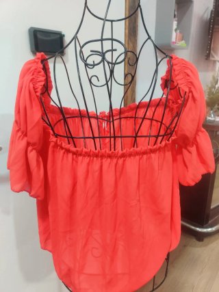 Blusa roja escotada con cordones