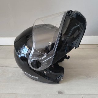 Casco de moto negro abatible
