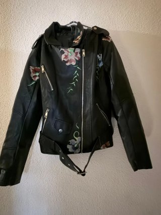 Chaqueta y pantalón polipiel negro
