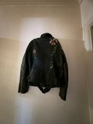 Chaqueta y pantalón polipiel negro
