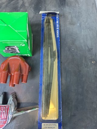 Lote piezas Seat 600: cerradura, manilla, deco ori
