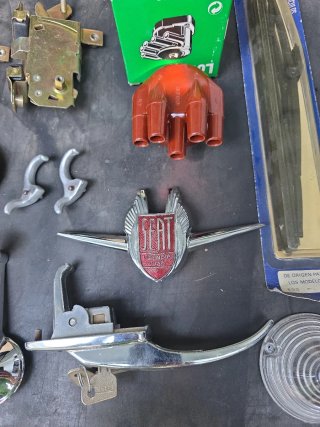Lote piezas Seat 600: cerradura, manilla, deco ori