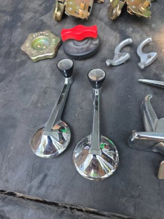 Lote piezas Seat 600: cerradura, manilla, deco ori